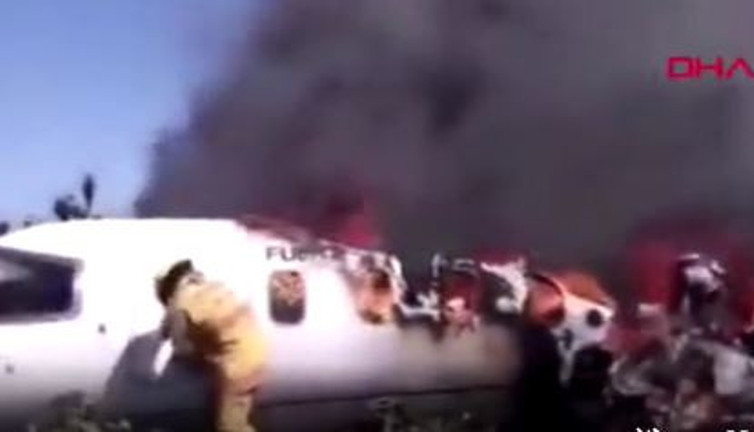 Meksika'da yanan uçakta 6 asker öldü. İnişe geçerken düştü