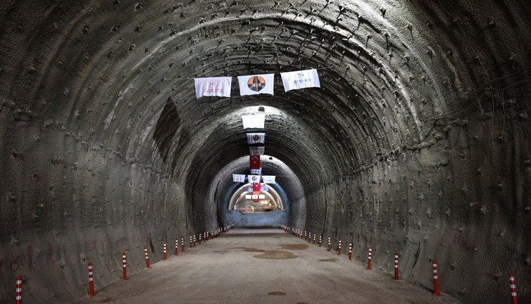 Kırkdilim Geçişi'ndeki 'T2 Tüneli'nde ışık göründü