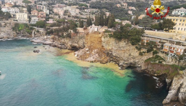İtalya'da mezarlık gümbürtüyle denize uçtu. Onlarca kişi buz gibi suda arama yaptı. Görenler gözlerine inanamadı