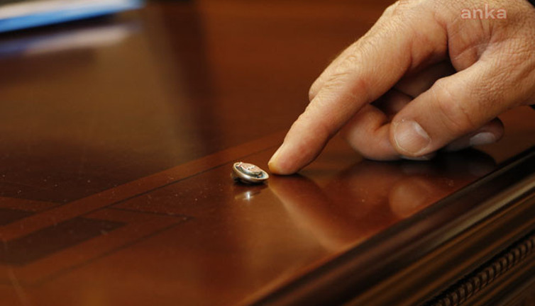 Denizli'de CHP'li ismin odasından dinleme böceği çıktı. Dinleme aletlerini nerelere koyuyorlar. Sizin de odanızda olabilir tıklayın öğrenin