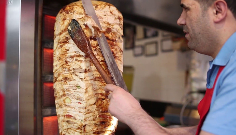 Tavuk dönerdeki bilinmeyen tehlikeyi açıkladı. Uzman isim uyarı üstüne uyarı yaptı