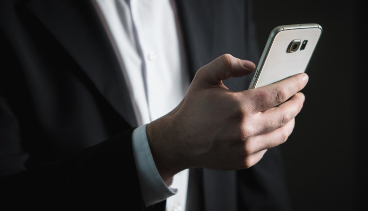 SMS gönderip tüm bilgileri çalıyor. Cep telefonunu ele geçiriyor