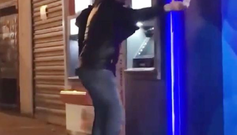 5 milyonluk vurgunlarını halay çekerek kutladılar. Bir tıkla hayatlarını kararttılar