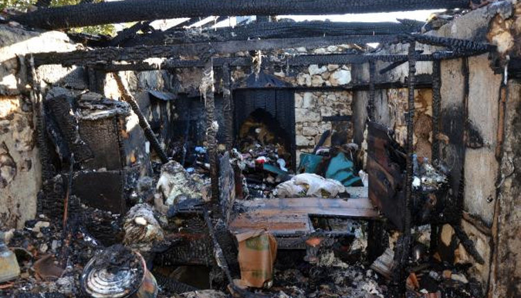 Yatalak kadın yangında hayatını kaybetti