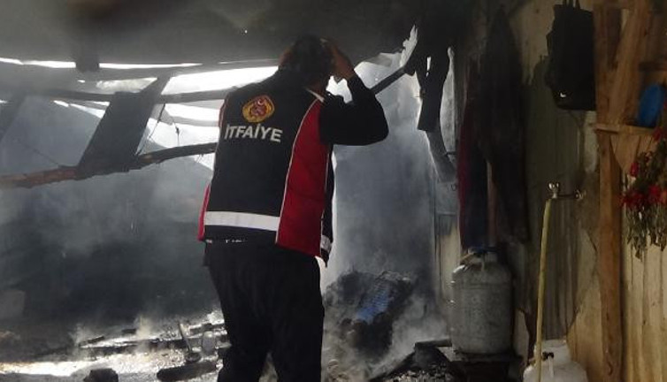 Kayınpederinin evini kurtarmaya çalışan itfaiye eri ölümden döndü