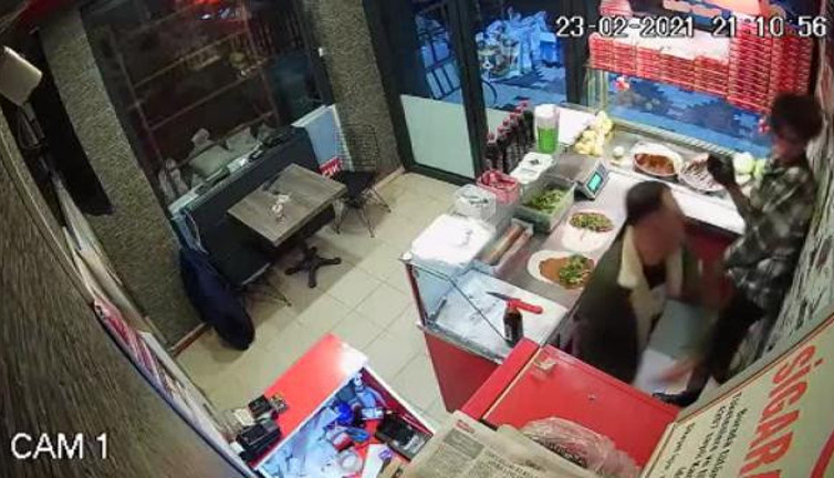 Çiğ köfteden bir lokma alıp köfteciye saldırmaya başladı. Bakın bahanesi ne