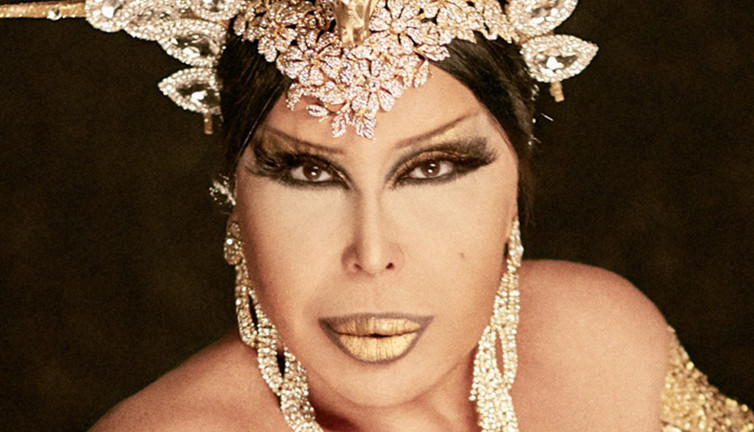 Bülent Ersoy kimdir. Bülent Ersoy kaç yaşında. Diva Bülent Ersoy’un hayatı