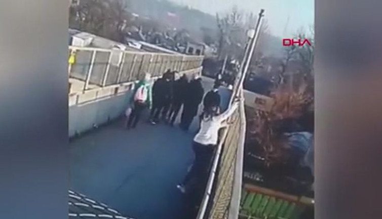 Rusya'da ölüm atlayışını bacağından durdurdu. O anlar kamerada