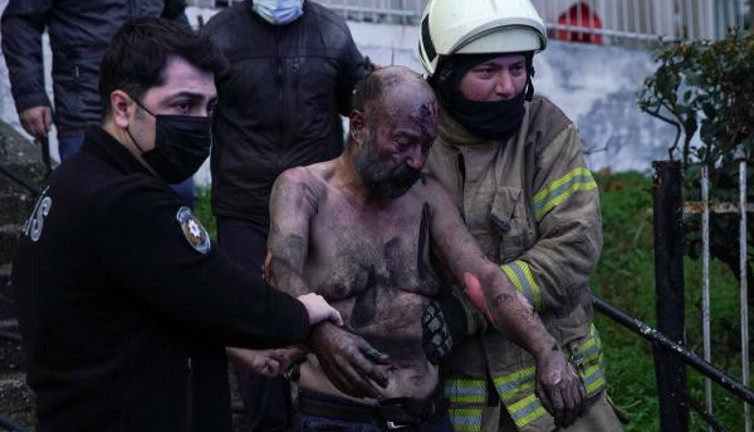 Alevlerin arasından demir korkuluklar kesilerek kurtarıldı