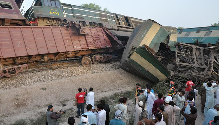 Yolcu treni raydan çıktı. Ölü ve yaralılar var
