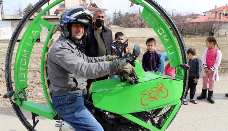 Van'da hurda malzemelerle tek tekerleklisini yaptı. Görenlerin ilgisini çekti