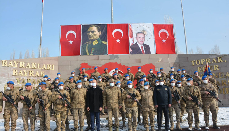 Türk komandoları Afrin'e uğurlandı