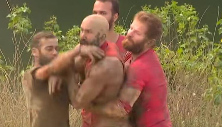 Survivor'da hareketler havada uçuştu. Acun Ilıcalı da sinirlenerek sert tepki gösterdi