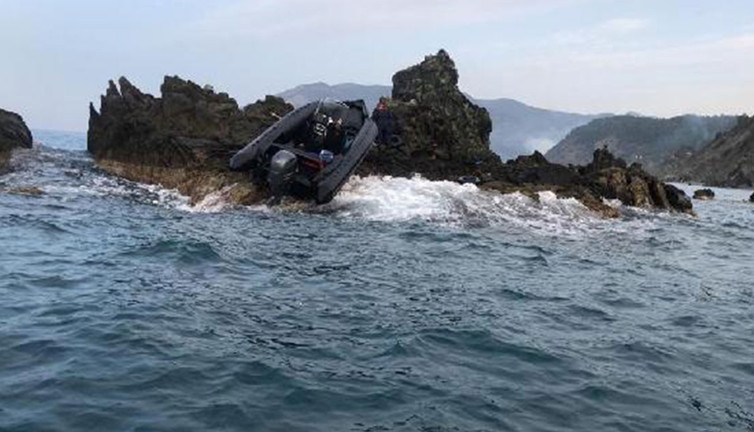 Kayalıklara çarpan tekneden 19 göçmen kurtarıldı