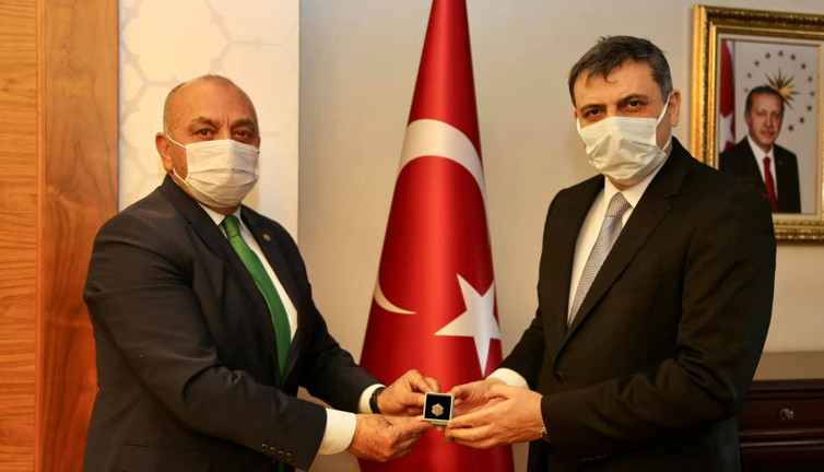 Çorum'da çapa yaparken tarlasında buldu belediye başkanı devreye girdi