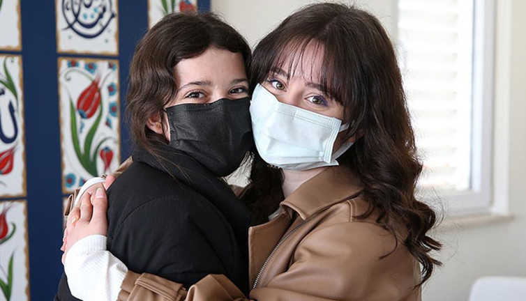 Yurda terkedilip yurtta büyüyen iki kız kardeşin mutlu sonu. Ablasıydı annesi oldu