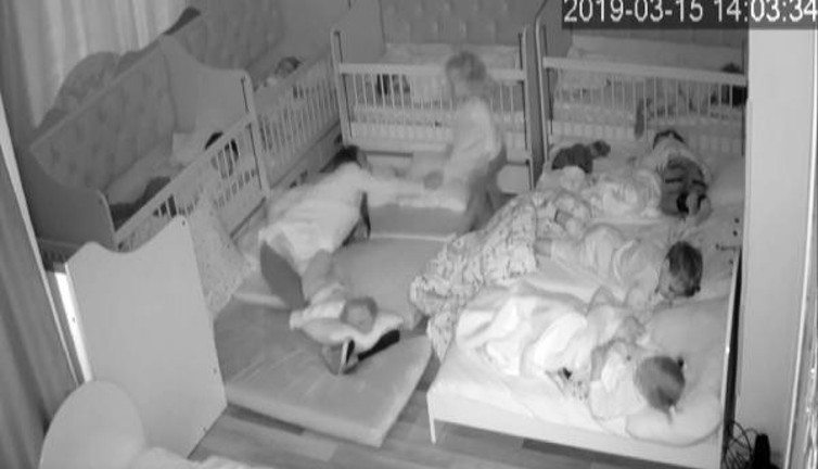 Kreşte çocuklara işkence yapan bakıcı. Ellerin kırılsın senin kadın