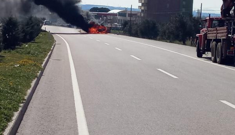 Hareket halindeki otomobil alev alev yandı. Yolun ortasında cayır cayır yandı