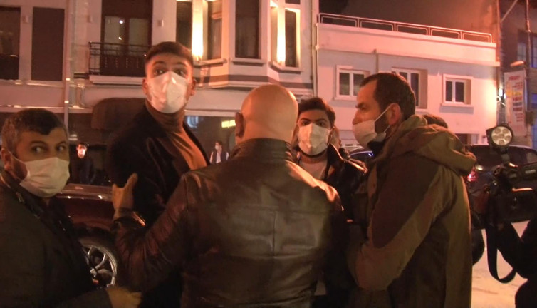 Lüks oteldeki eğlenceye polis baskını. Görüntü alan gazetecilere saldırdılar