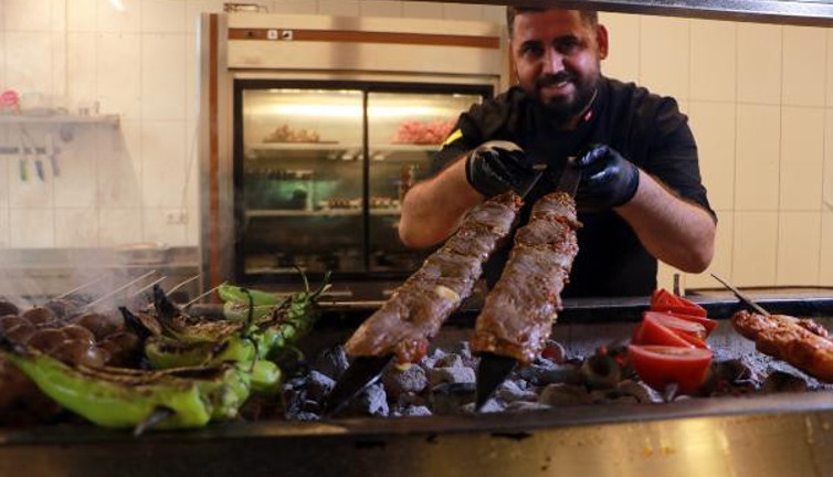 Adana'da öyle bir kebap yaptı ki taleplere yetişemiyor. Adını duyan meraktan istiyor