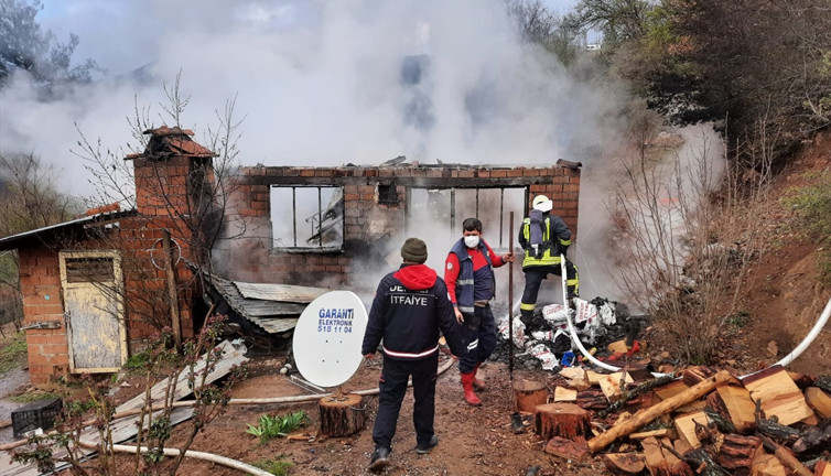 Kaçak elektriği kesilince evini yaktı