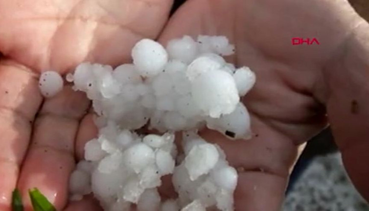 Balıkesir'de yağan dolu etrafı kar gibi bembeyaz yaptı