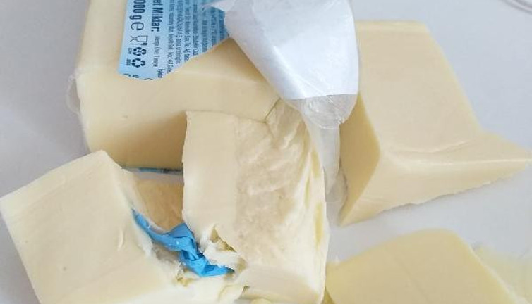Kaşar peynirini kesince ortasından çıktı. Markette bakmadan sakın almayın. Pişkin firma getir bize kolisini verelim dedi