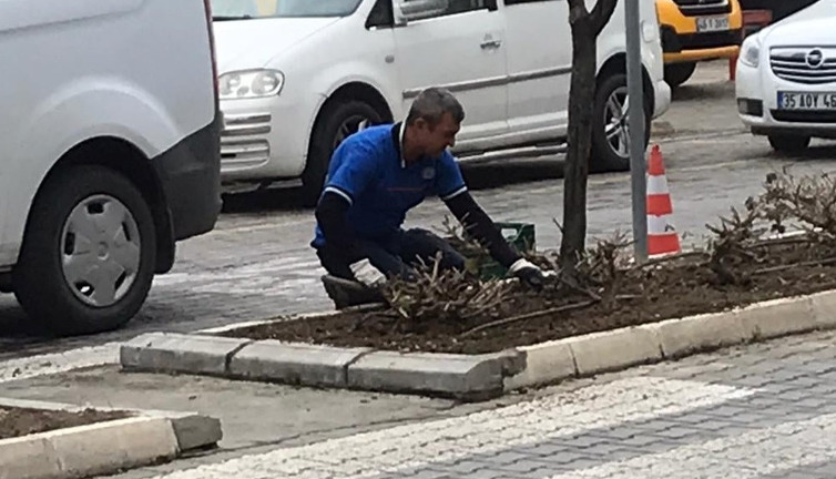 Bütün belediye işçileri böyle olsa Türkiye Ay'a değil Mars'a gider. Türkiye 5 dakika bile işten kaytarmayan bu adamı tanıyacak