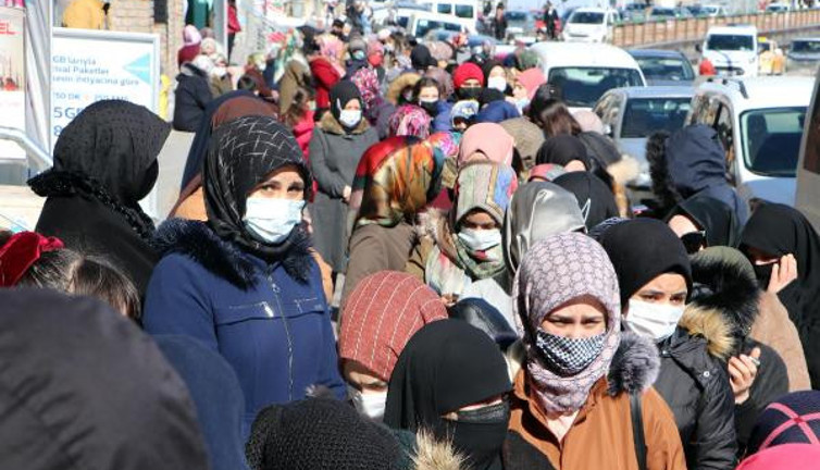 Erzurum'da çılgın alışverişe polis freni. İndirim koronayı unutturdu