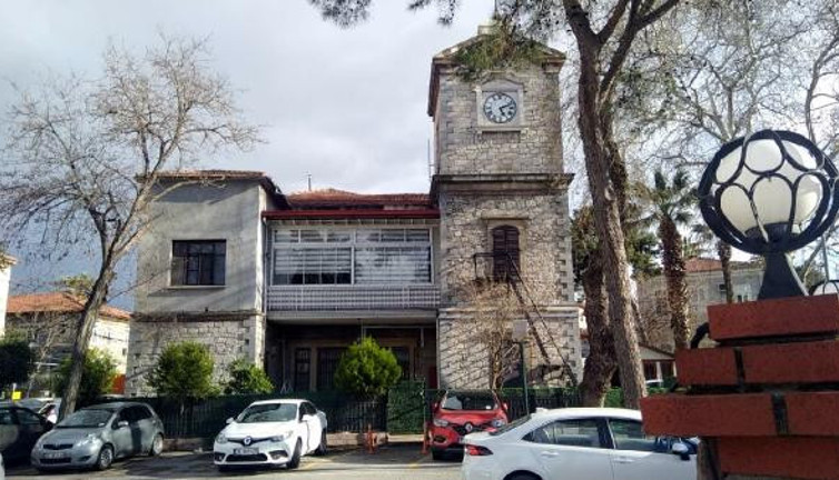 İzmir'de tarihi binaya yapılan balkon yarım söküldü. İsmail çayı geri götür Müdür bey manzara seyredemeyecek