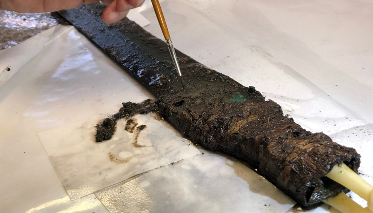 Danimarkalı arkeologlar balçığın içinde parlarken buldu. Kazı sırasında kazmaya takıldı