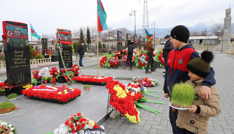 Azerbaycanlılar Nevruz'da şehitliklere akın etti