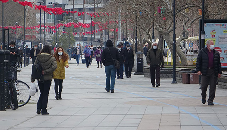 Prof. Alper Şener Türkiye koronada üçüncü dalganın içerisinde diyerek korkunç gerçeği açıkladı