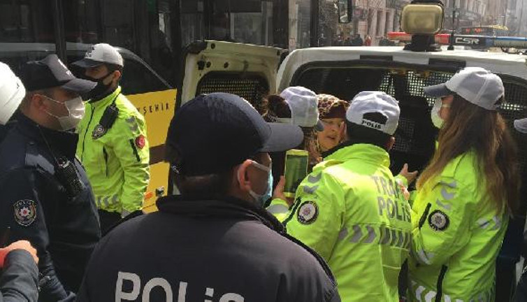 Maske takmayan ana kız polislere kabusu yaşattı