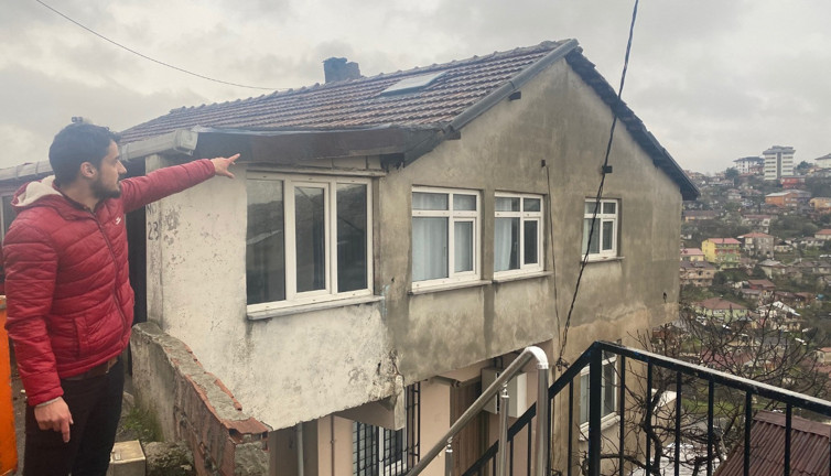 Beykoz'da çatıya yıldırım düştü