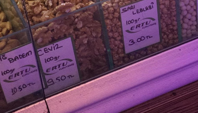 Kuruyemişçiler artık kilo fiyatı yazmıyorlar. 100 gram fiyatı yazıyorlar