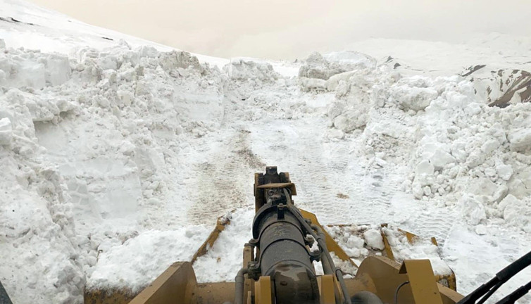 Kar Kaplanları gece gündüz çalışıyor. Köy yollarını böyle açıyorlar