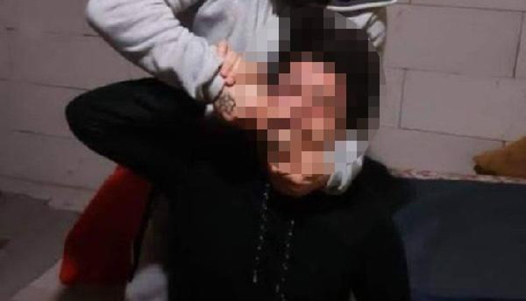 Suç makinesi engelli genci öldüresiye dövdü. Ellerin kırılsın