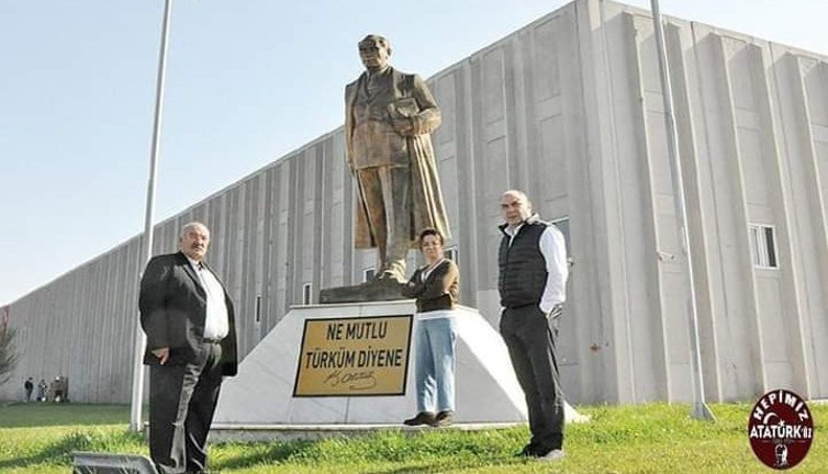 ''Ben yediğimi içtiğimi, rızkımı Atatürk'e borçluyum'' diyen Eskişehirli iş insanı fabrikasının önüne büyük önder Atatürk'ün heykeli dikti. Helal olsun Eskişehirli iş insanına