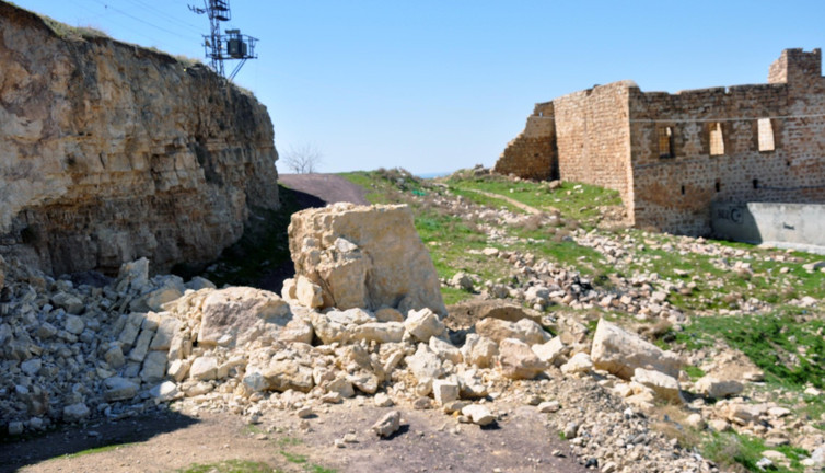 Mardin Derik'te kaya parçası yolu tıkadı