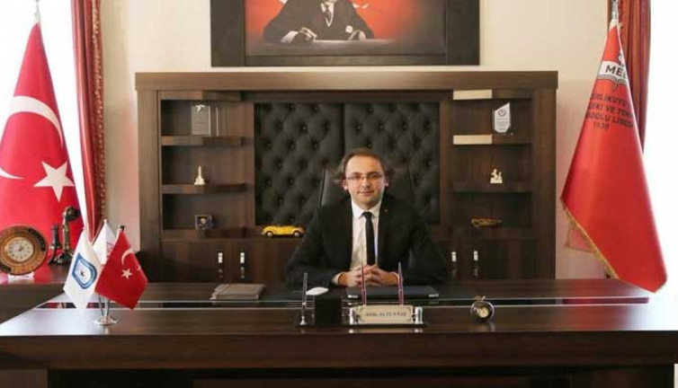 45 yaşındaki okul müdürü korona virüsten hayatını kaybetti