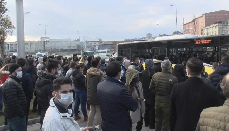 İstanbul'da alevler metro seferlerini durdurdu
