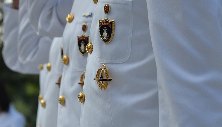 TSK'ya sözleşmeli asker olarak girdi. Ne Deniz Harp Okulu'na ne Harp Akademisi'ne gitti. Kararname ile amiral oldu