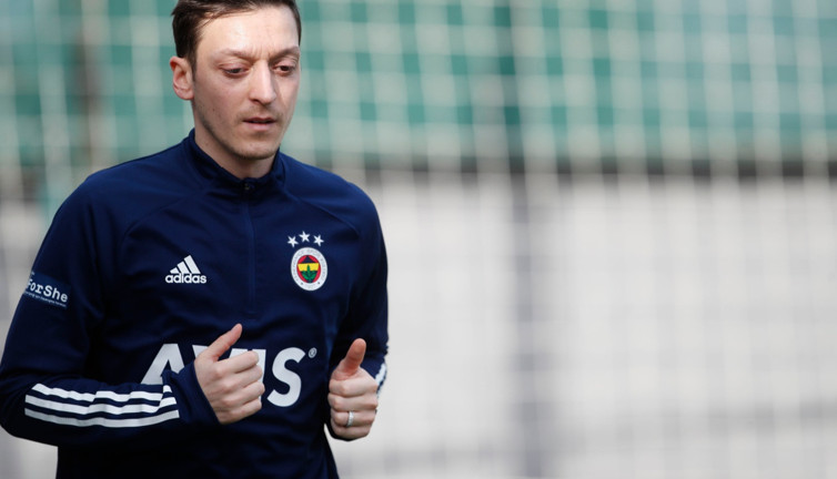 Mesut Özil'den haber var