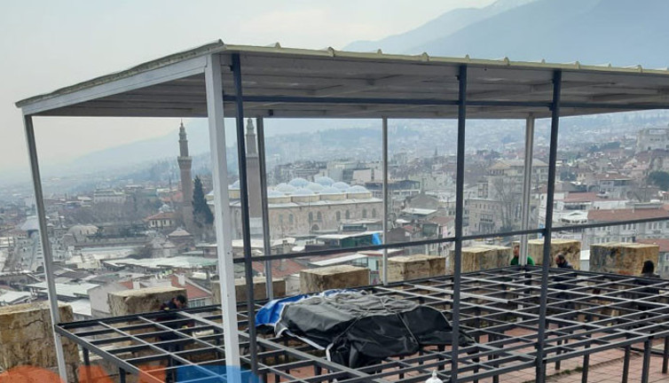 AKP'li belediye tarihi surların üzerine inşaat yapıyor. Günboyu yazarı Levent Özeren paylaştı