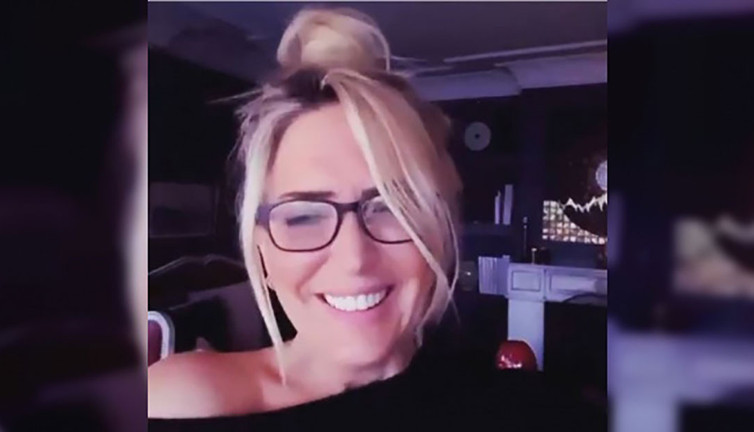 Saba Tümer meşhur kahkahasını sattı. Rekor fiyat verdiler