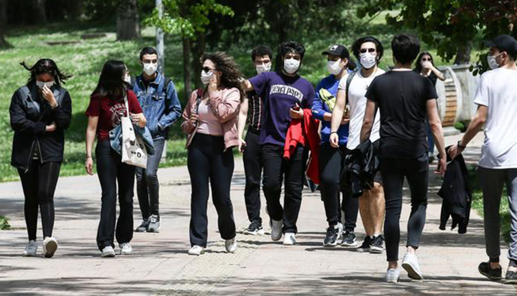 Genç vaka oranı artıyor. Bakan Koca uyardı