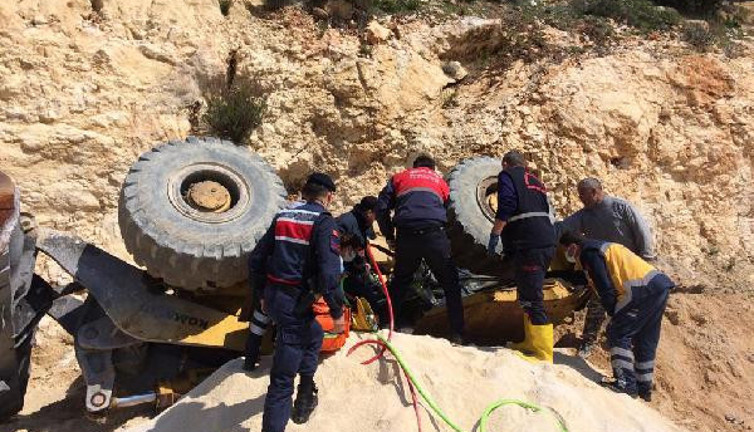 Kullandığı kepçenin altında kaldı