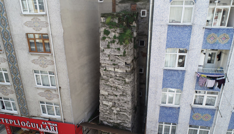 Esenler'de peynirci ile tatlıcı arasına sıkışan tarih