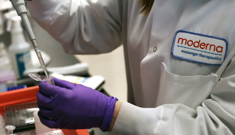 Moderna aşısının ilk dozu uygulandı